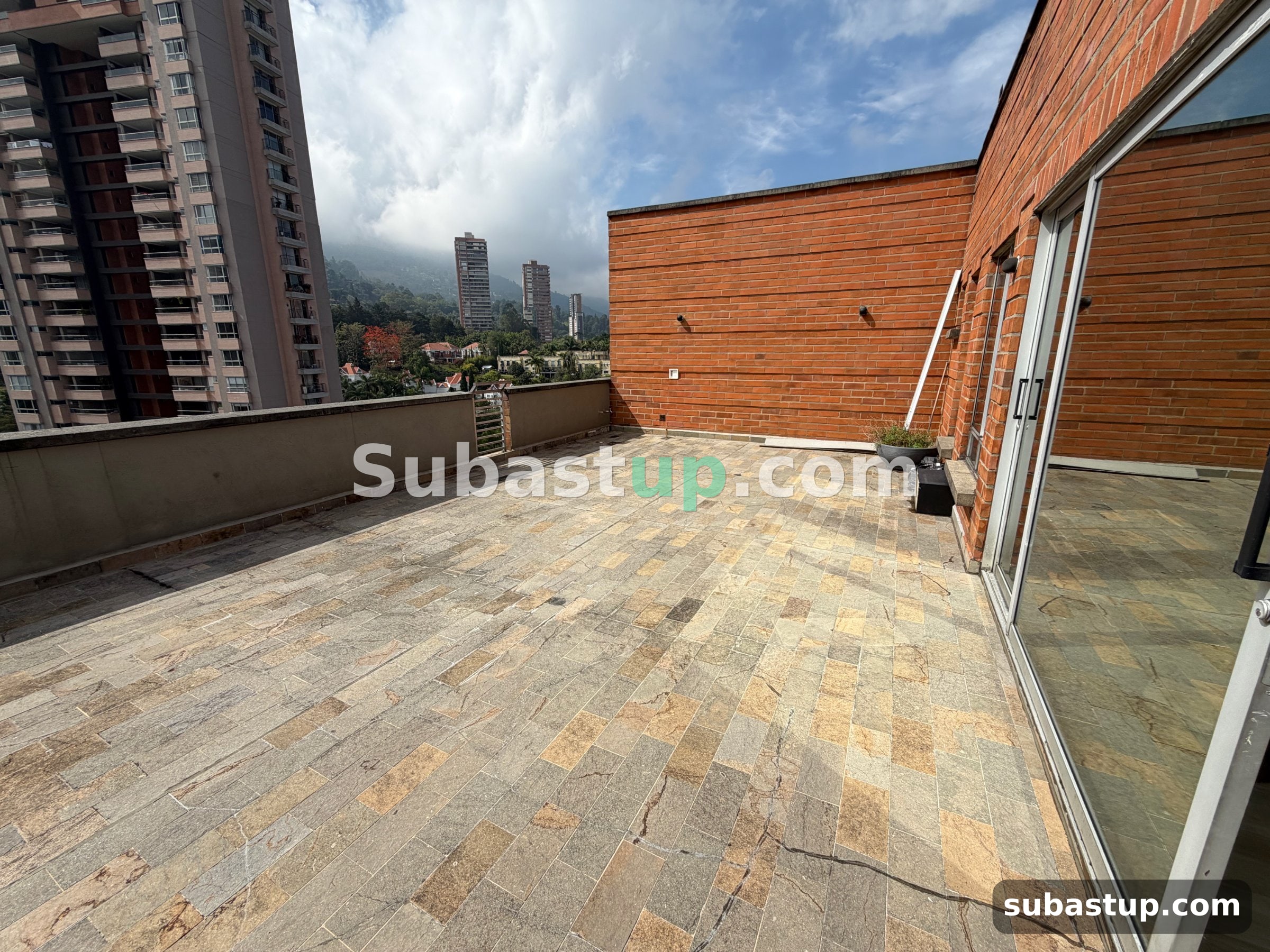 Terraza · Penthouse 208 m² en El Poblado + 3 garajes y 3 depósitos