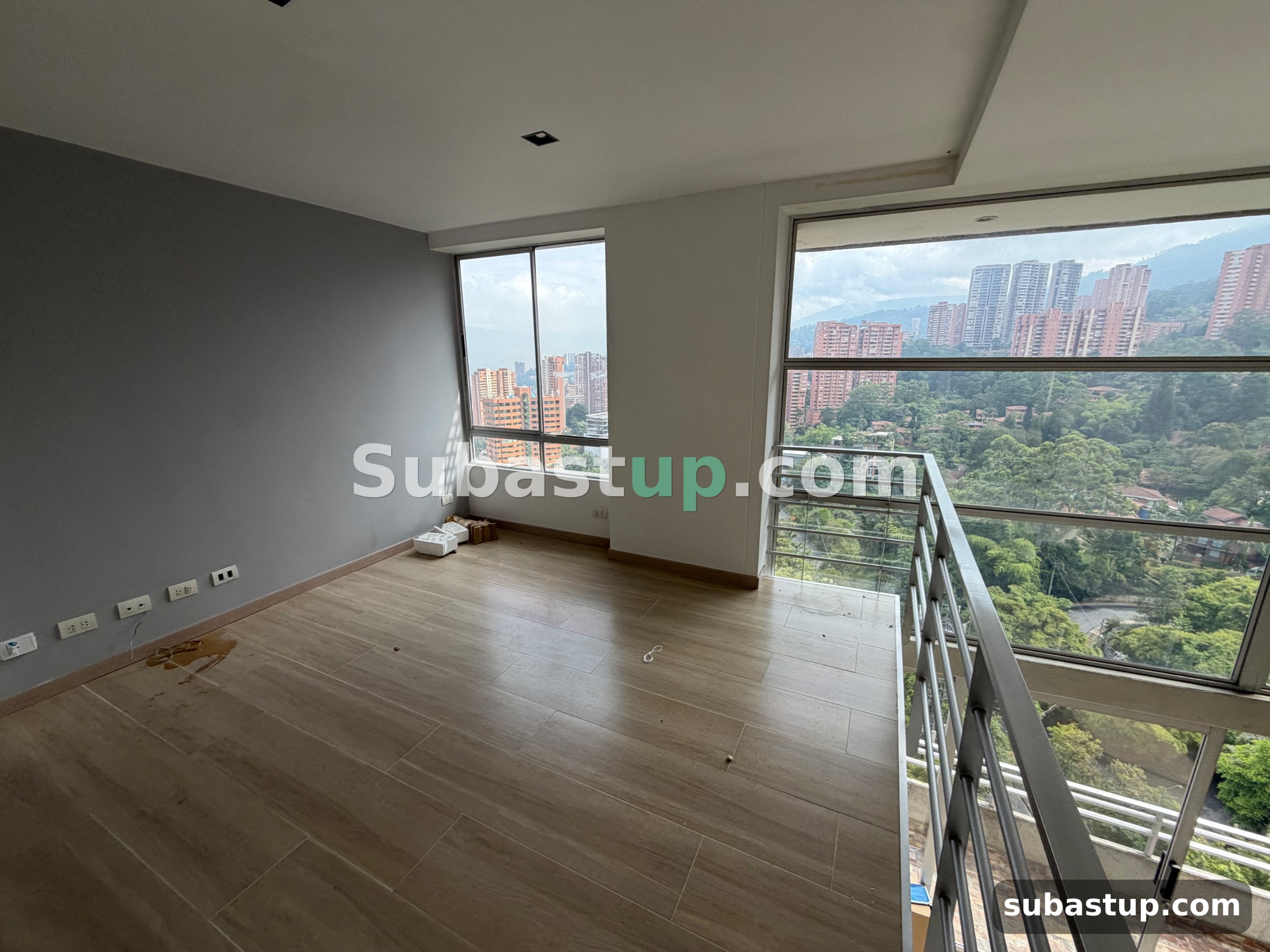 Estudio · Penthouse 208 m² en El Poblado + 3 garajes y 3 depósitos